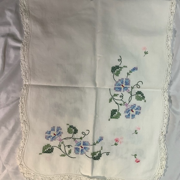 Vintage hand embroidered table top runner - Picture 1 of 3